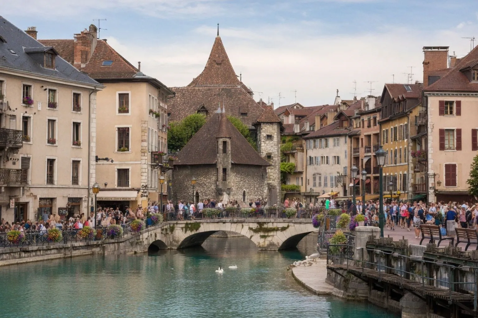 Annecy restreint les locations saisonnières au bord du lac pour réguler le tourisme
