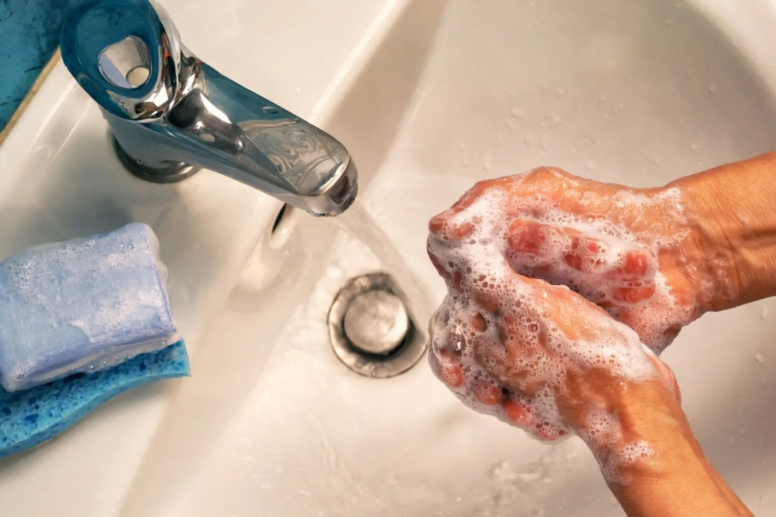 Hygiène des mains en location saisonnière : savon ou gel pour une protection efficace ?