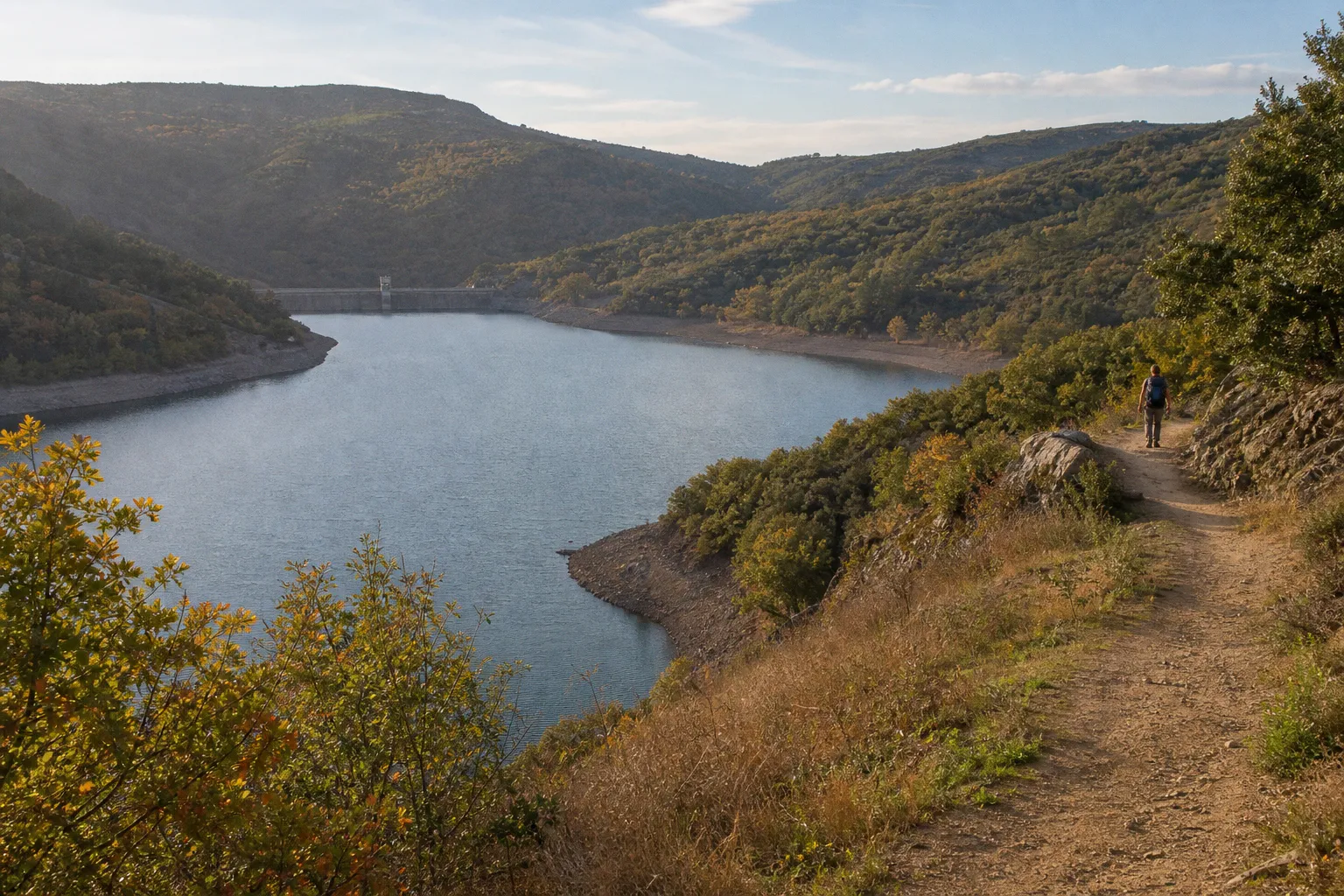 Lac d'Avène ou monts d'Orb : quel itinéraire de randonnée choisir ?