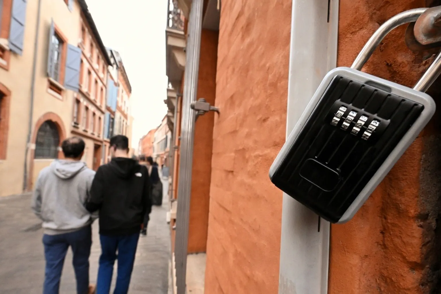 Locations saisonnières : comment les propriétaires luttent contre les dérives de la prostitution