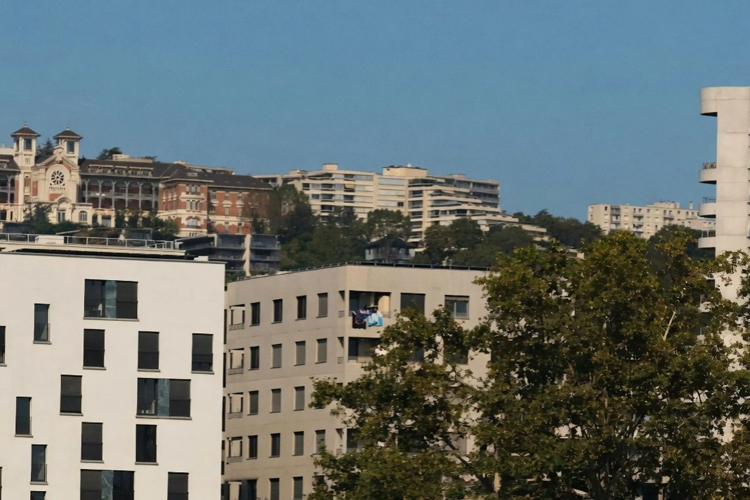 Logements en hauteur à Avène : entre prestige immobilier et risques thermiques