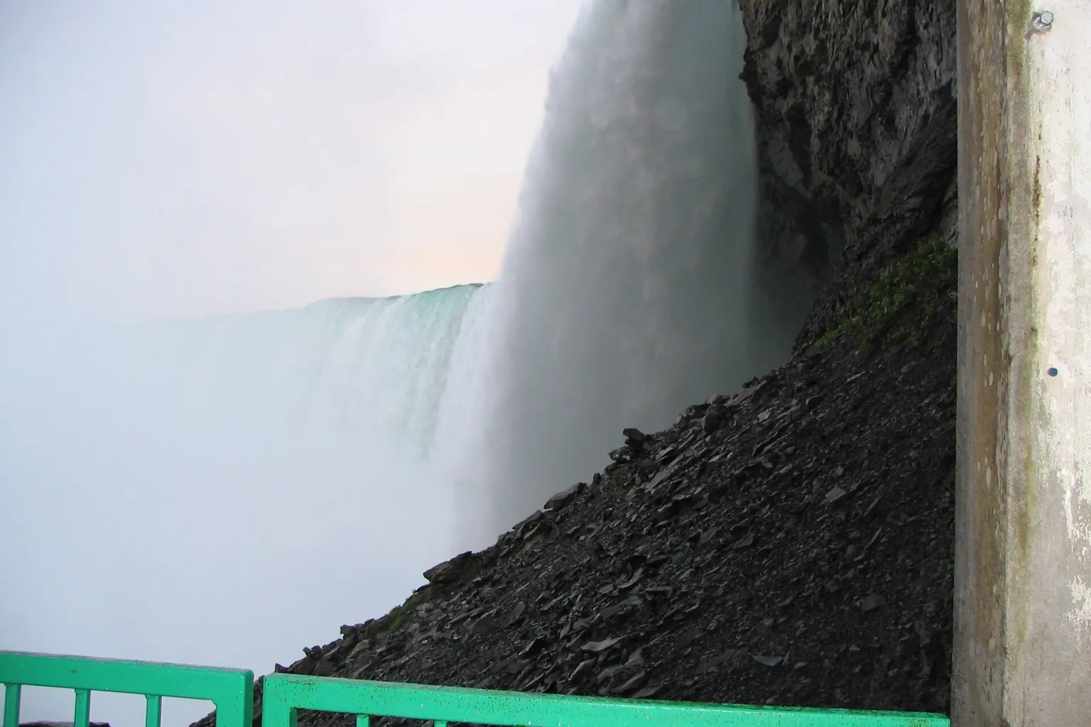 Voyage derrière les chutes : pièges à éviter sur les billets